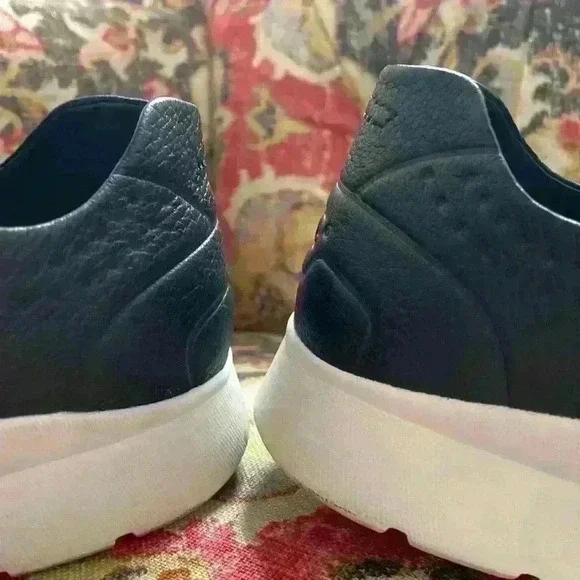 Ugh Tye Leather Sneaker - Picture 7 of 9